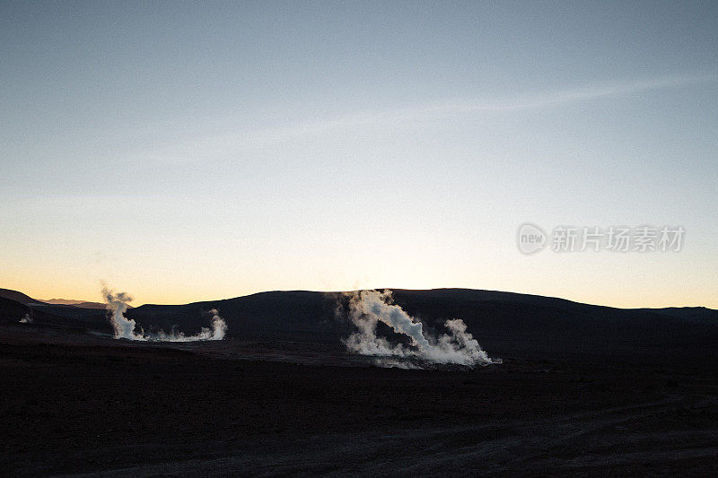 风景秀丽的日出Sol de Mañana地热地区在Altiplano，玻利维亚